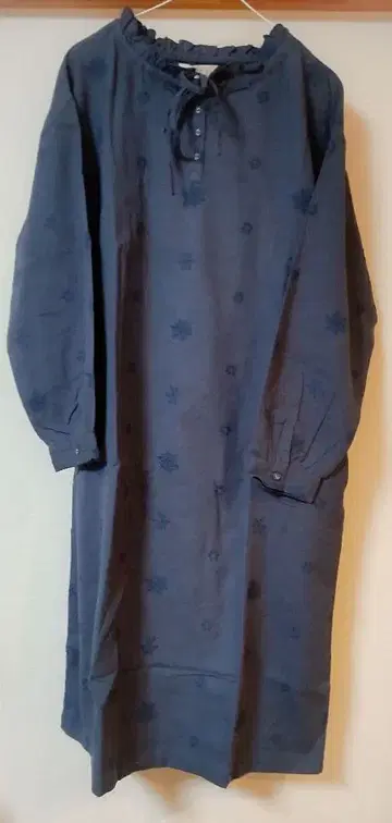 택 포함 새상품 fillil 스탠드 프릴 자수 원피스 네이비 루즈핏