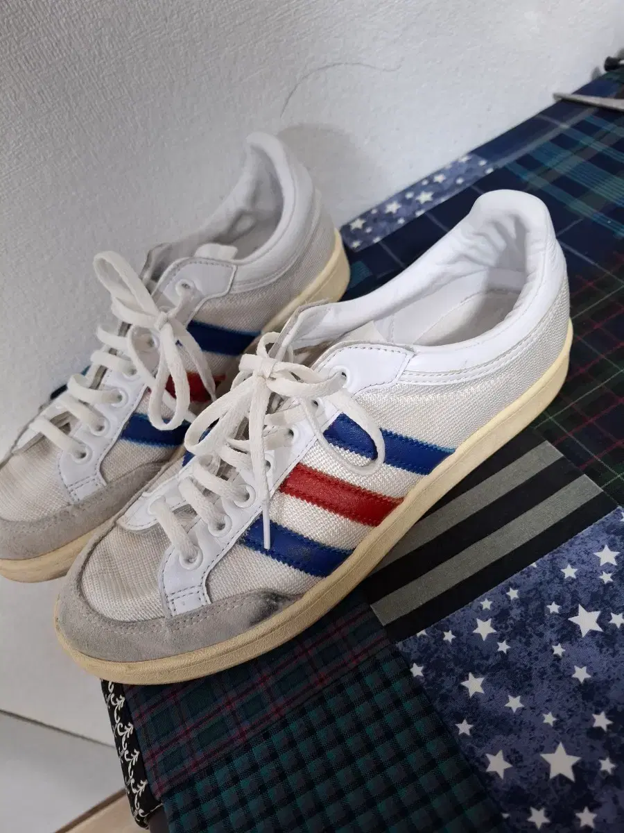 Adidas Three Stripes Sneakers White Blue Red 260