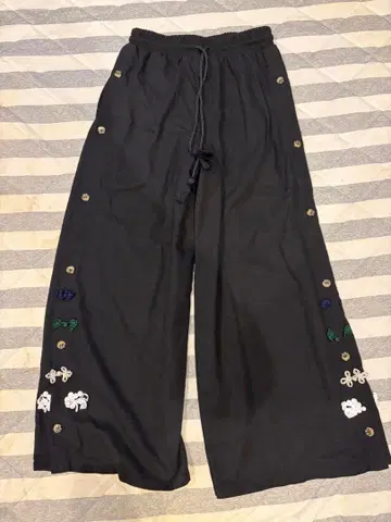 [ 구제 의류 ] 월륜 자수 블랙 와이드 팬츠