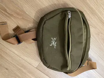 올리브 그린 나일론 숄더백