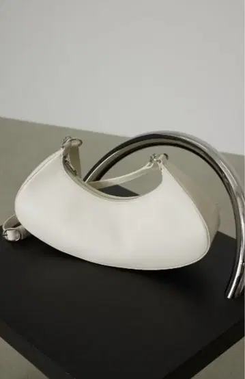 RIM.ARK 크레센트 쉐이프 숄더백 화이트