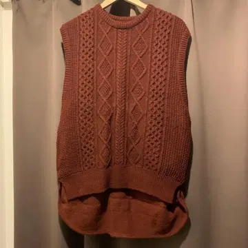 stein OVERLAPPED CABLE KNIT VEST