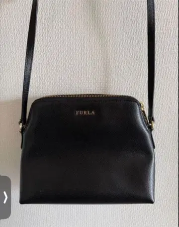 FURLA 블랙 퍼 참 포함 숄더백