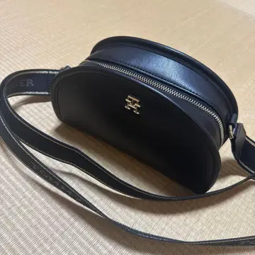 TOMMY HILFIGER 모노타입 하프문 카메라백