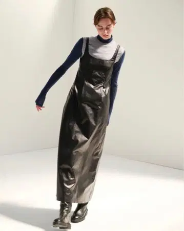 LIGHT COW LEATHER DRESS AURALEE 23aw