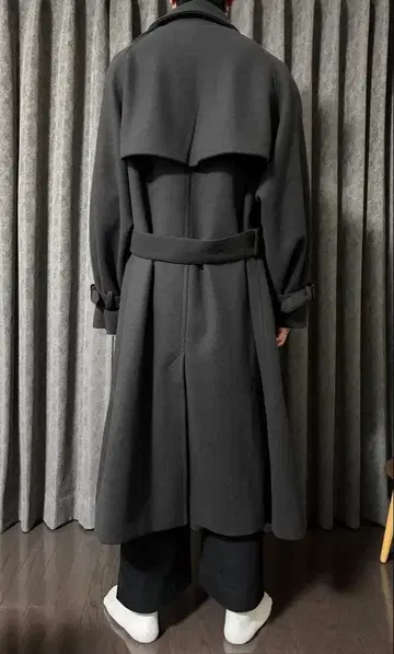 다크 그레이 더블 브레스트 트렌치코트