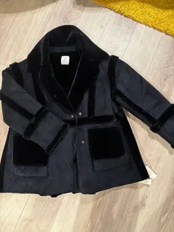 어나더 에디션 네이비 페이크 무스탕 코트