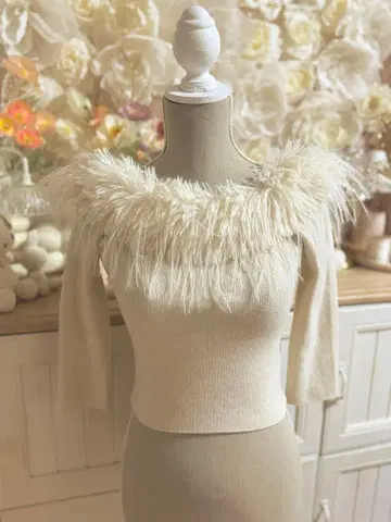 스나이델 퍼 니트 상의 아이보리 오프숄더