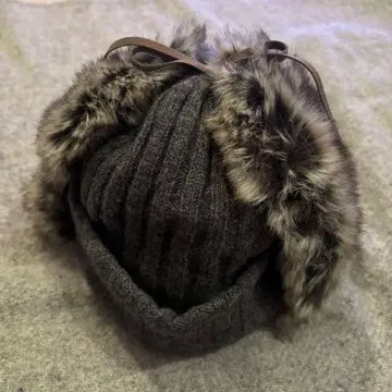 퍼 달린 다크 그레이 니트 모자