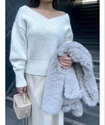 러그나무 v넥 니트 오프숄