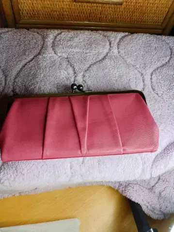 KUNUNURRA 핑크 가죽 장지갑 개더