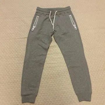 새상품 1PIU1UGUALE 그레이 조거 팬츠