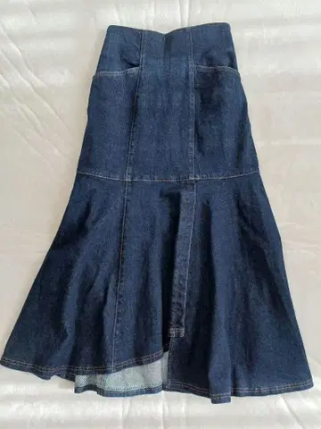 노엘라 다크 데님 플레어 스커트