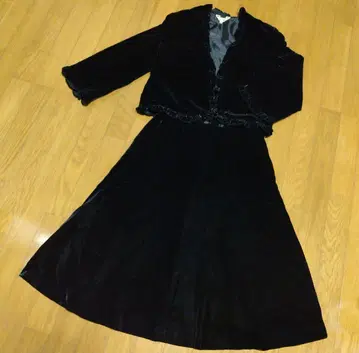 블랙 벨벳 프릴 수트