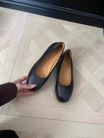 블랙 가죽 플랫슈즈