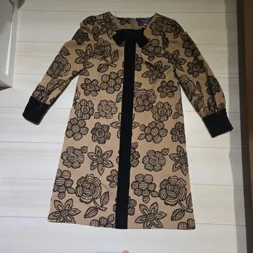 꽃무늬 디자인의 베이지 원피스