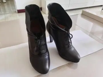 블랙 레이스업 가죽 부츠