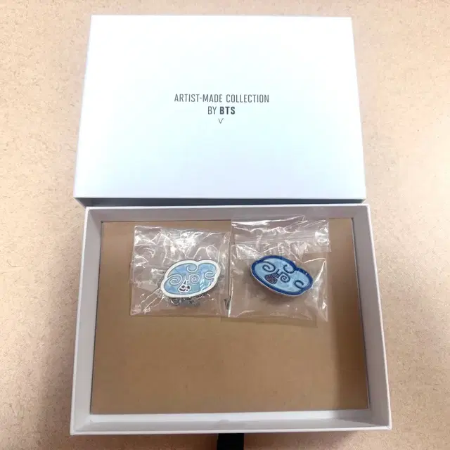 방탄 뷔 브로치 구름 페이스