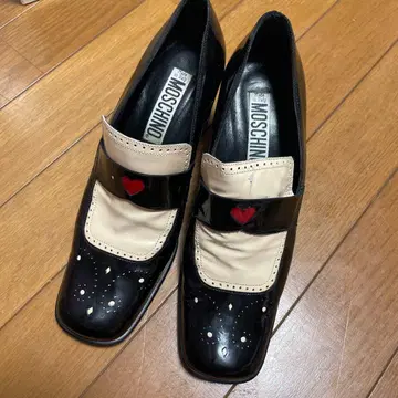 MOSCHINO 하트 모티브 펌프스 36