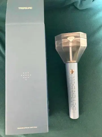 TREASURE OFFICIAL LIGHT STICK