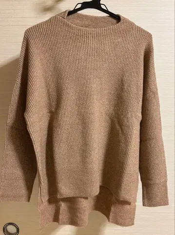 베이지 리브 긴팔 니트