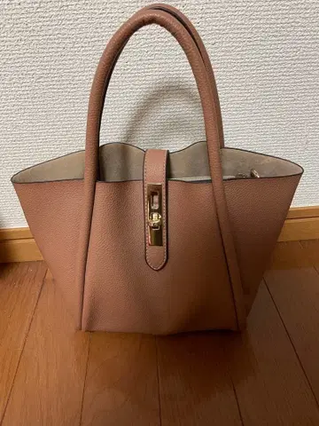 베이지 인조 가죽 핸드백