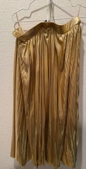 [택 포함 새상품] MAX&Co. 골드 플리츠 스커트