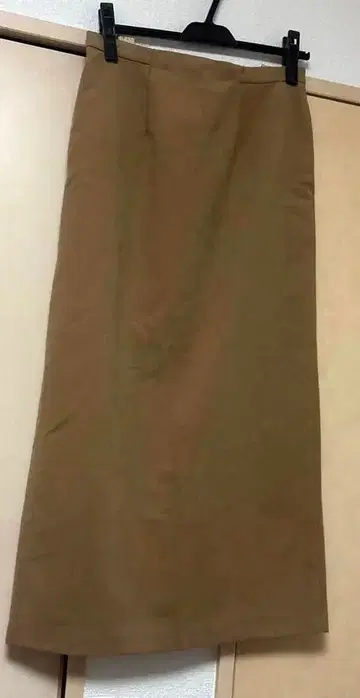 새상품급 스픽앤스팬 브라운 스웨이드풍 타이트 스커트 슬릿 포함