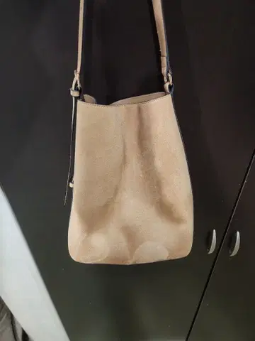 베이지 스웨이드 숄더백