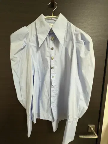 릴리 브라운 퍼프 슬리브 블라우스