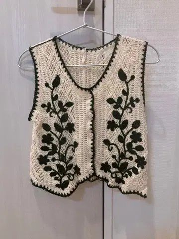 [노브랜드] 꽃무늬 자수 니트 베스트