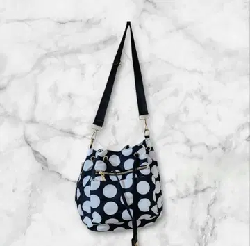 블랙과 화이트 도트 숄더백