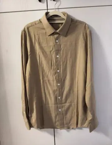 베이지 긴팔 셔츠 앞면 버튼식