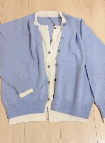 여성용 가디건 스카이블루와 화이트 버튼 포함
