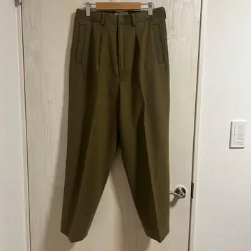 yoke 요크 CUT-OFF 1TUCK WIDETROUSERSCAMEL