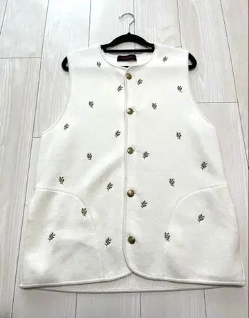 CABaN 코튼 캐시미어 플라워 자수 크루넥 베스트