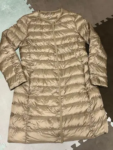 새상품급 유니클로 노카라 롱 다운 코트 골드 M 사이즈