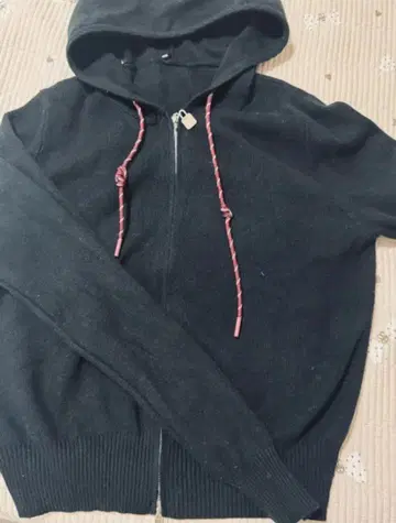 블랙 후드 부착 집업 후드티