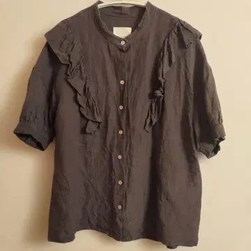 MAGALI 파나쥬 린넨 사이드 프릴 블라우스 차콜