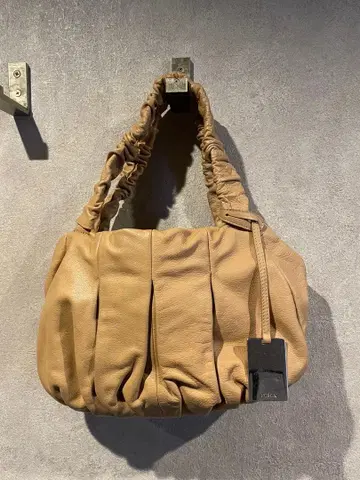 베이지 플리츠 디자인 핸드백