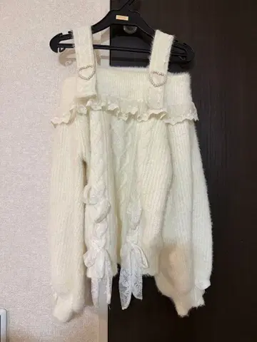 LIZLISA 하트 버클 오프숄더 화이트 니트 스웨터