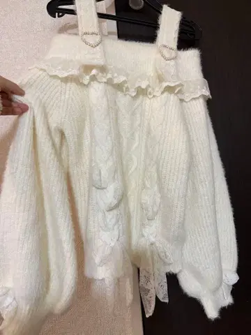 LIZLISA 하트 버클 오프숄더 화이트 니트 스웨터