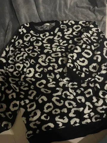 BLACK QUEEN 레오파드 무늬 긴팔 니트