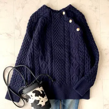 새상품급 쉽스 숄더 버튼 케이블 니트 골드 버튼 네이비