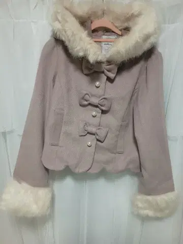 앙크루즈 Ank Rouge 프릴 달린 퍼 옷깃 핑크 케이프 코트