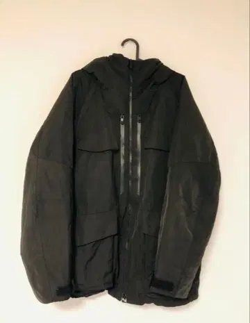 UNIQLO 화이트 마운티니어링 블랙 다운 자켓