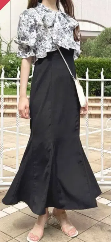 아프레 주르 절개 프릴 원피스