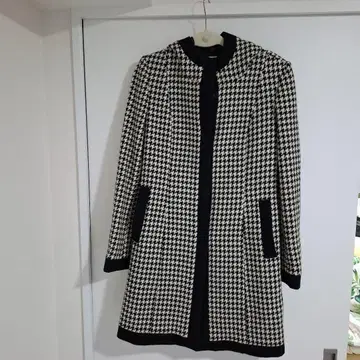 DKNY 하운드 투스 패턴 노카라 코트 후드 부착