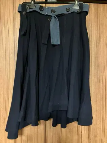 와이즈 네이비 컬러 플리츠 스커트 비대칭 사이즈 2