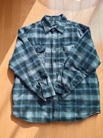 그레이와 블랙의 체크 무늬 플란넬 셔츠